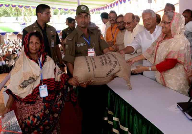 গরীবের চাল নিয়ে চালবাজি, সরকারের কঠোর অবস্থানেও থামছে না অনিয়ম