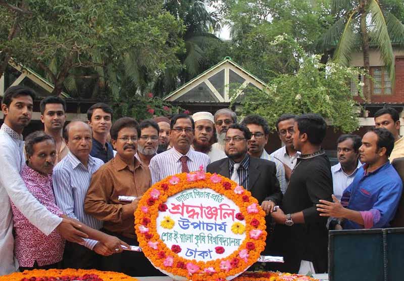 বঙ্গবন্ধুর সমাধিতে শেকৃবি’র নতুন উপাচার্যের শ্রদ্ধা